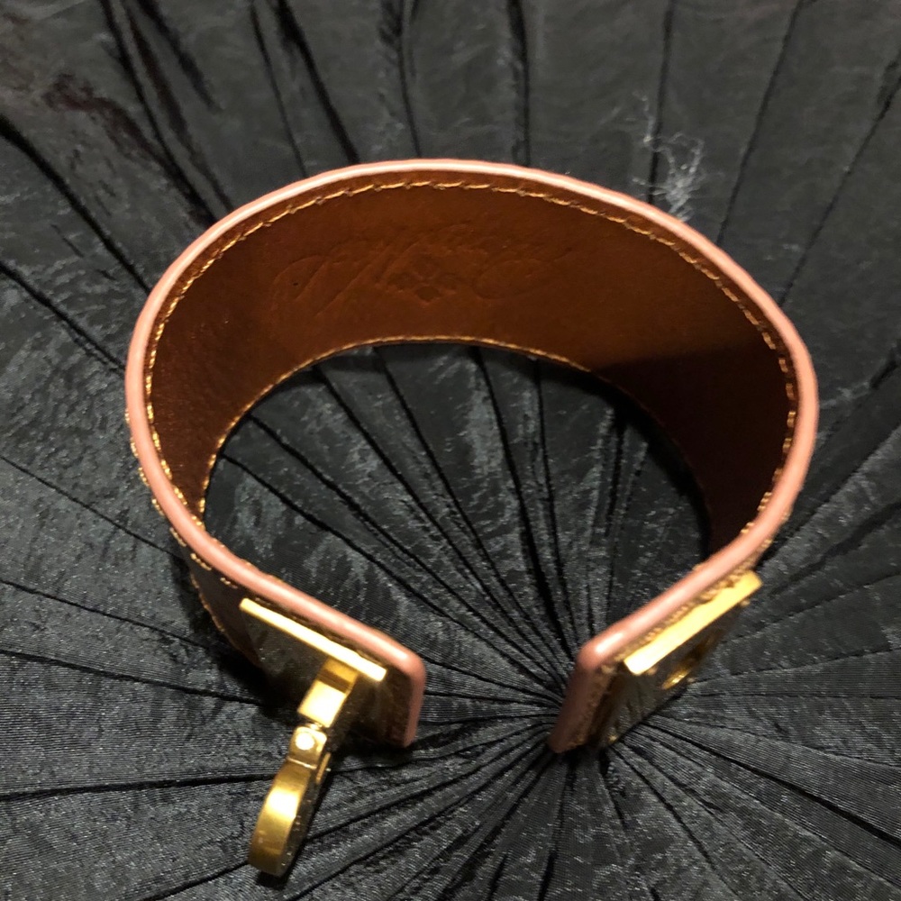 Accessory - Picture 11 of 11